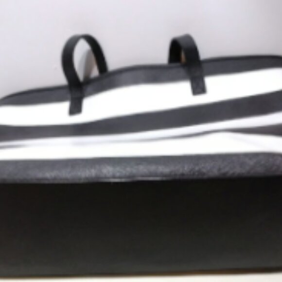 Michael Kors LG Tote With Magnetic Clasp - Picture 3 of 9